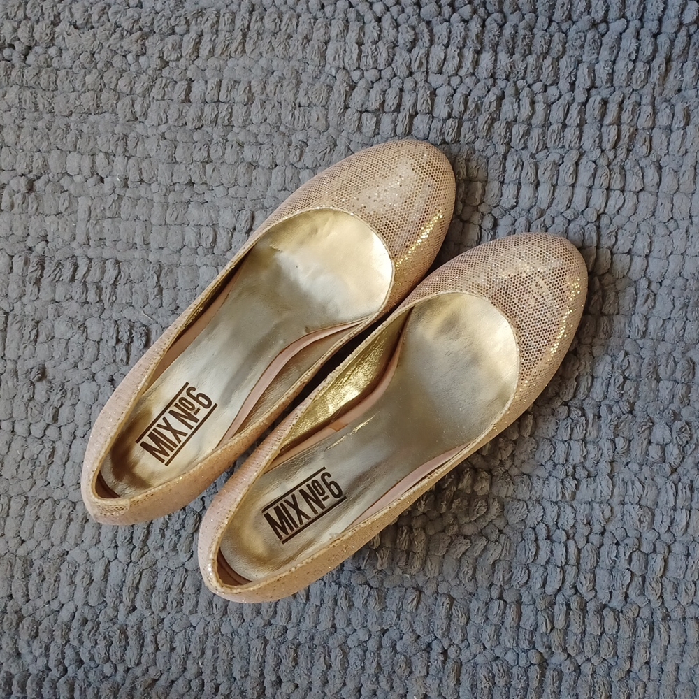 EUC - MIX NO 6 - GOLD SPARKLY PUMPS - SIZE 7